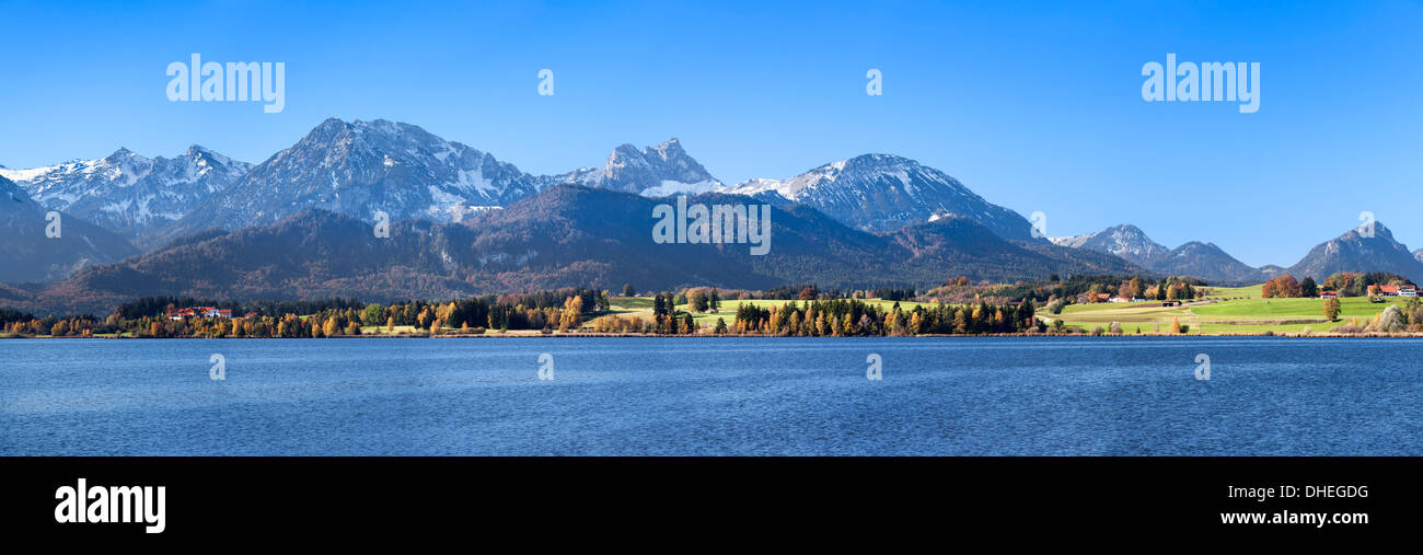 Lago Hopfensee in autunno, vicino a Fussen, Allgau, Allgau Alpi, Baviera, Germania, Europa Foto Stock