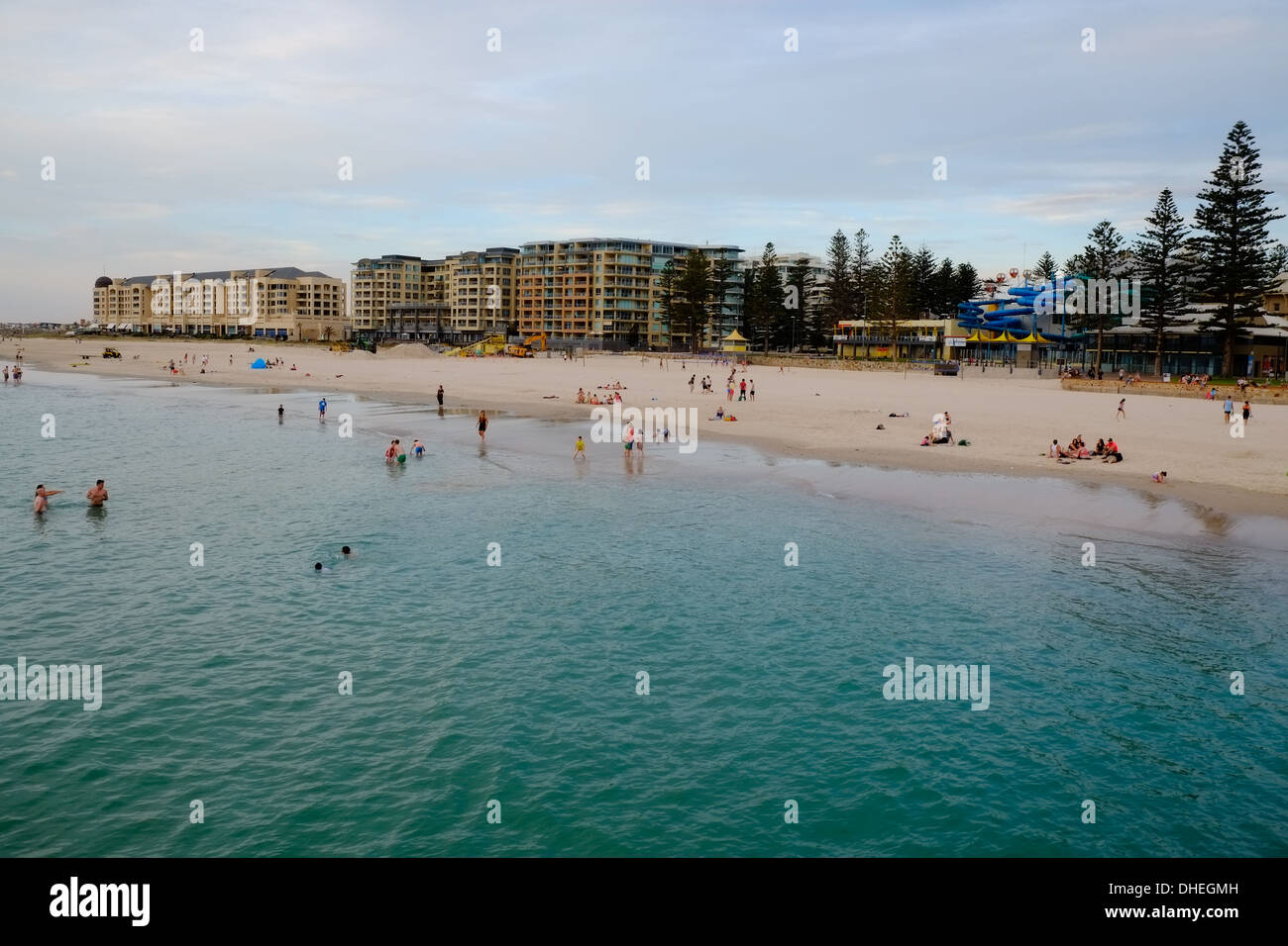 Un bellissimo mare australiana di scena a spiaggia di Glenelg con acque cristalline ed incontaminate di sabbia bianca. Foto Stock