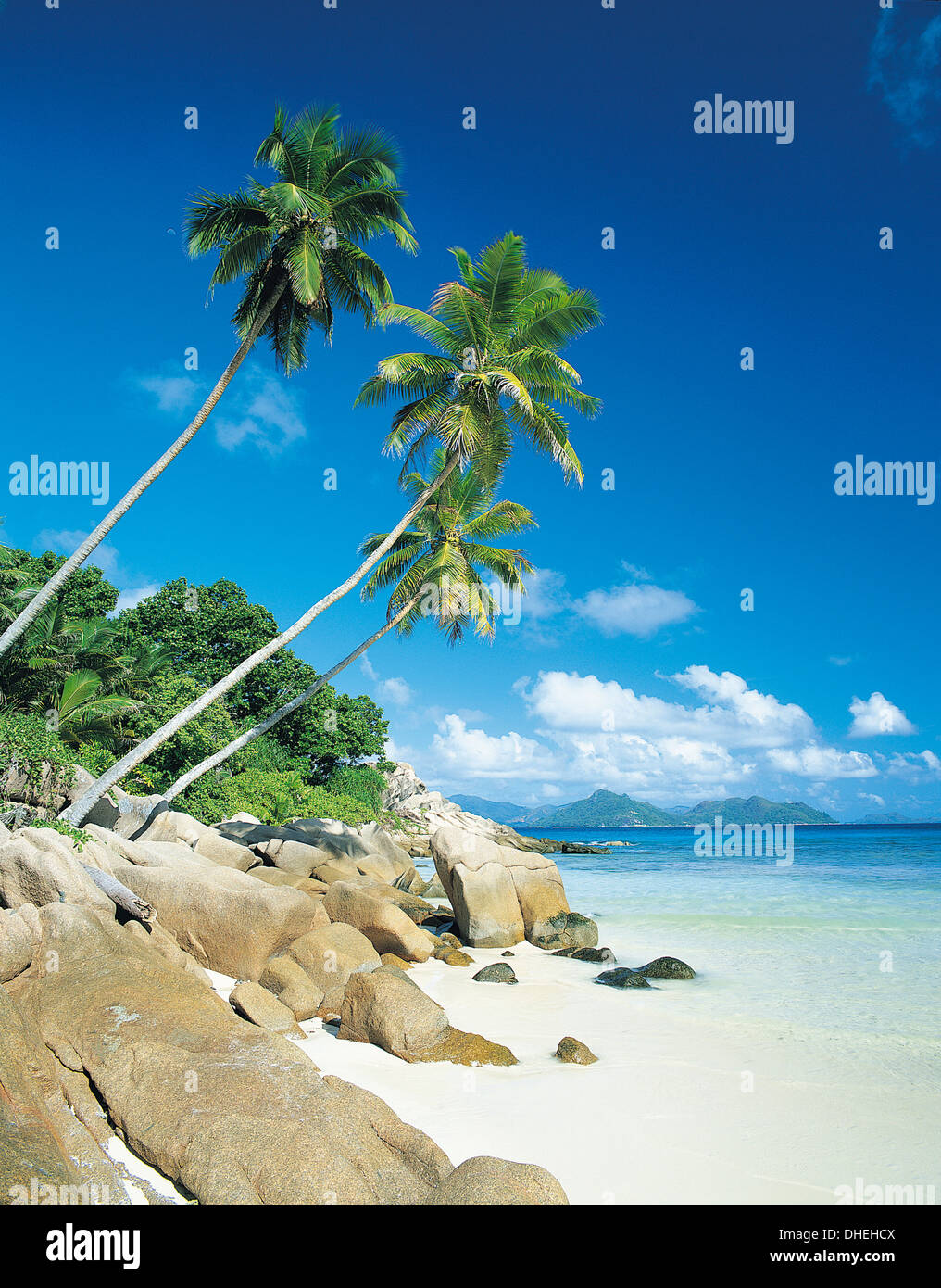 Anse grave con l'Isola di Praslin in background, La Digue, Seicelle Foto Stock