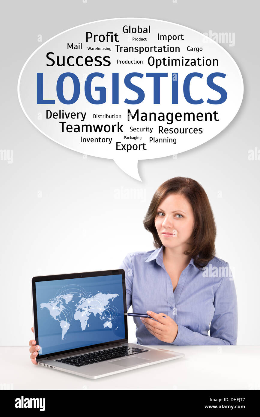 Logistics Manager mostra mappa del mondo su uno schermo portatile sotto tecnologia wordcloud, concetto di business Foto Stock