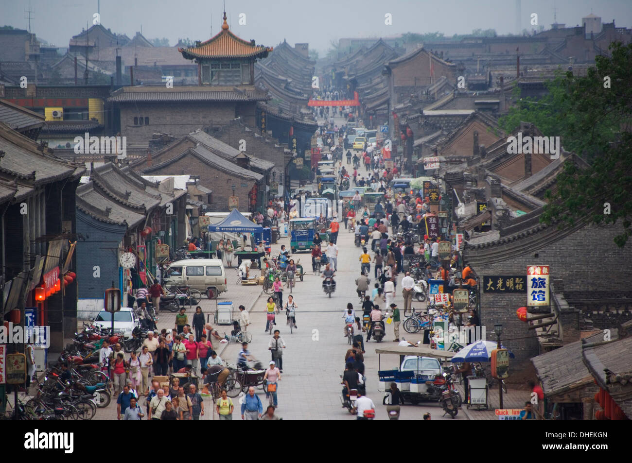 La gente nel centro storico della città di Ping Yao, Sito Patrimonio Mondiale dell'UNESCO, nella provincia di Shanxi, Cina e Asia Foto Stock