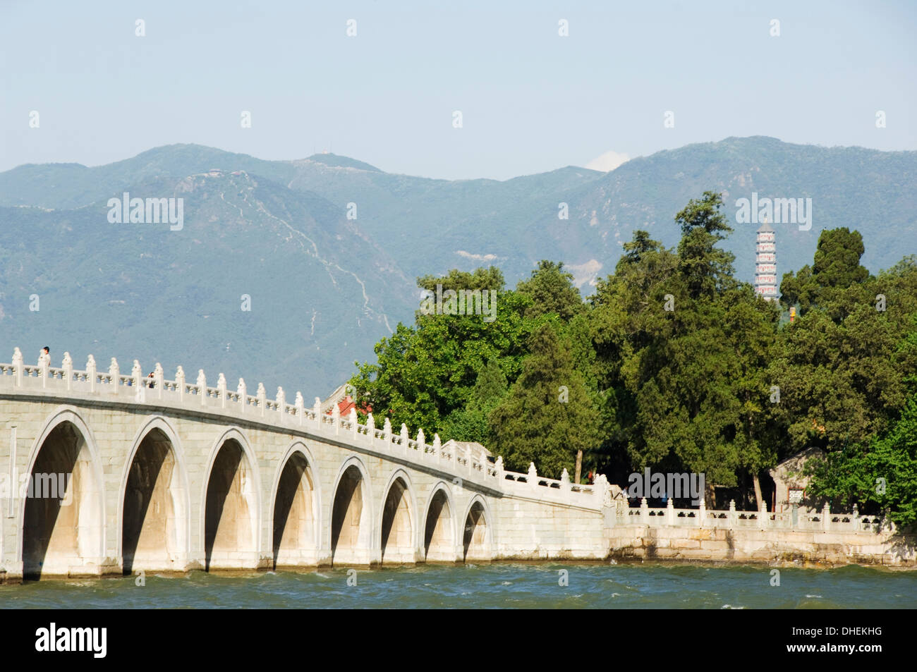 Diciassette il ponte di Arco sul Lago Kunming, conduce a South Lake Island, Yihe e Yuan (il Palazzo d'estate), l'UNESCO, Pechino, Cina Foto Stock