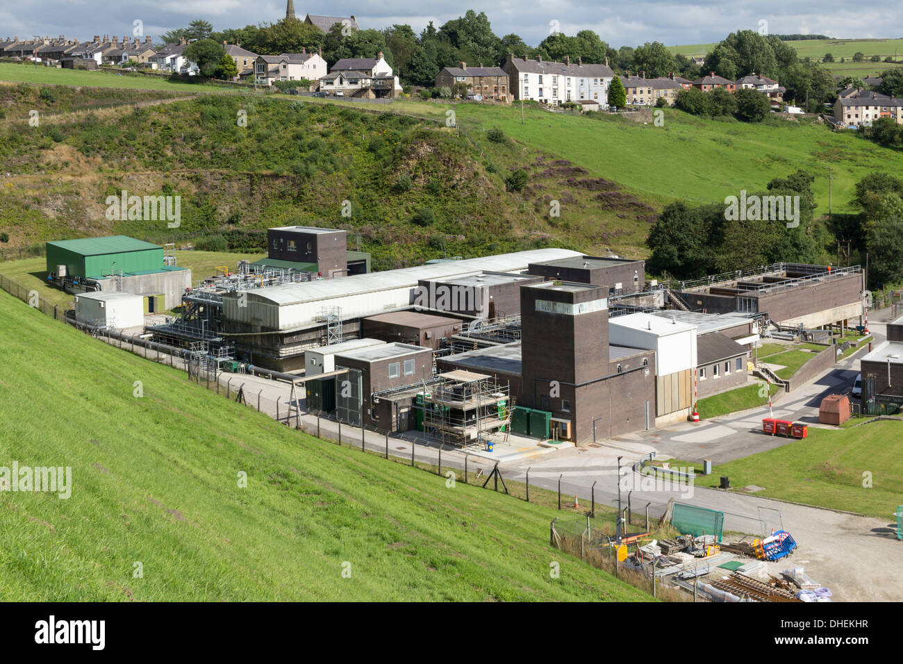 Wayoh a impianti di trattamento delle acque al piede della diga del serbatoio Wayoh, Turton, Lancashire, Inghilterra. Villaggio di Edgworth al di là. Foto Stock