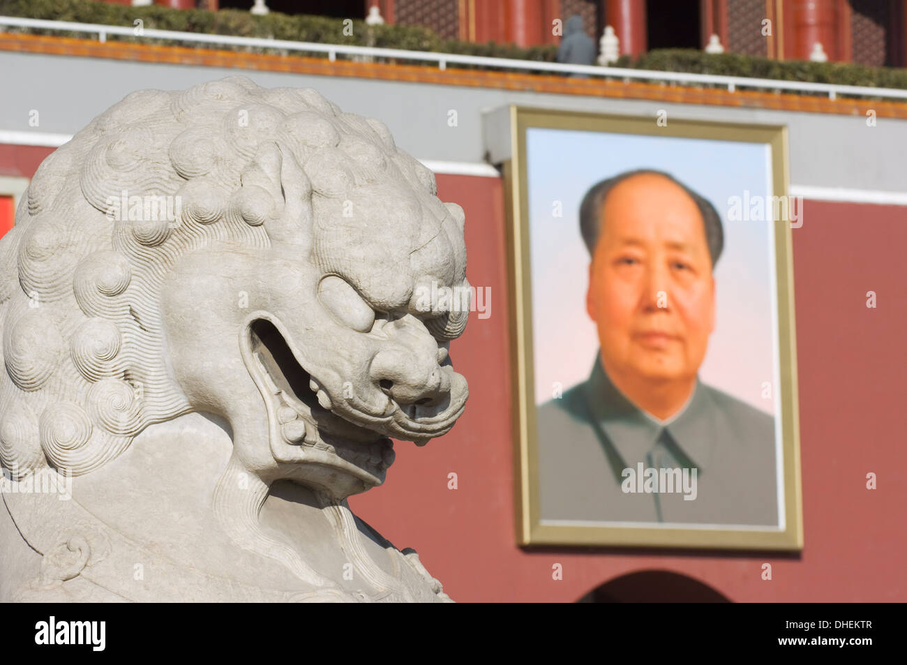 Una statua di Lion e la foto di Mao Tse Dong sulla Porta della Pace Celeste Piazza Tiananmen Pechino CINA Foto Stock