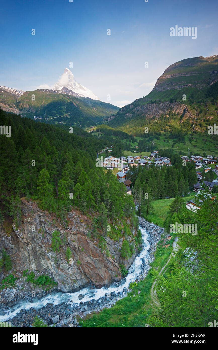 Il Cervino, 4478m, e Zermatt, Vallese, alpi svizzere, Svizzera, Europa Foto Stock