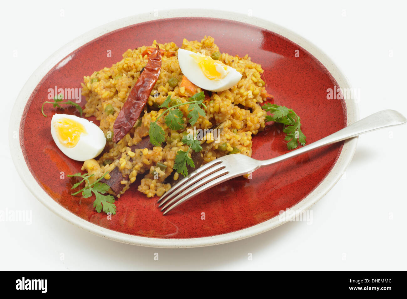 Autentico artigianale kichury Bengali, fatta con moong dal riso, pomodori, piselli, uvetta, arachidi, anacardi e spezie Foto Stock