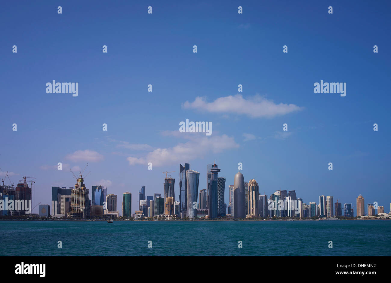 Il futuristico grattacieli nel centro di Doha, in Qatar, Medio Oriente Foto Stock