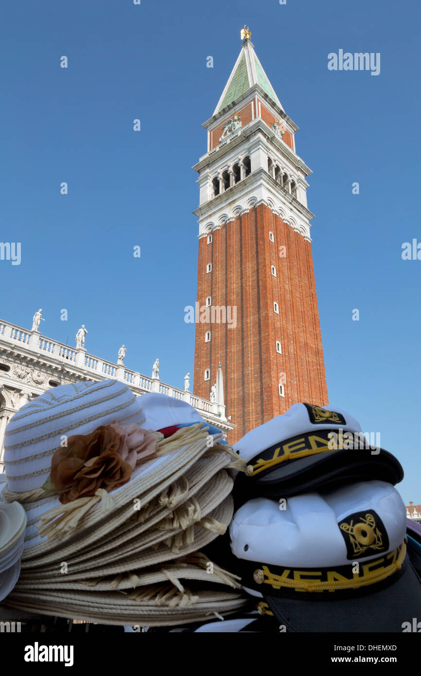 Cappelli di souvenir in vendita di fronte al Campanile di Piazza San Marco, Venezia, Sito Patrimonio Mondiale dell'UNESCO, Veneto, Italia, Europa Foto Stock