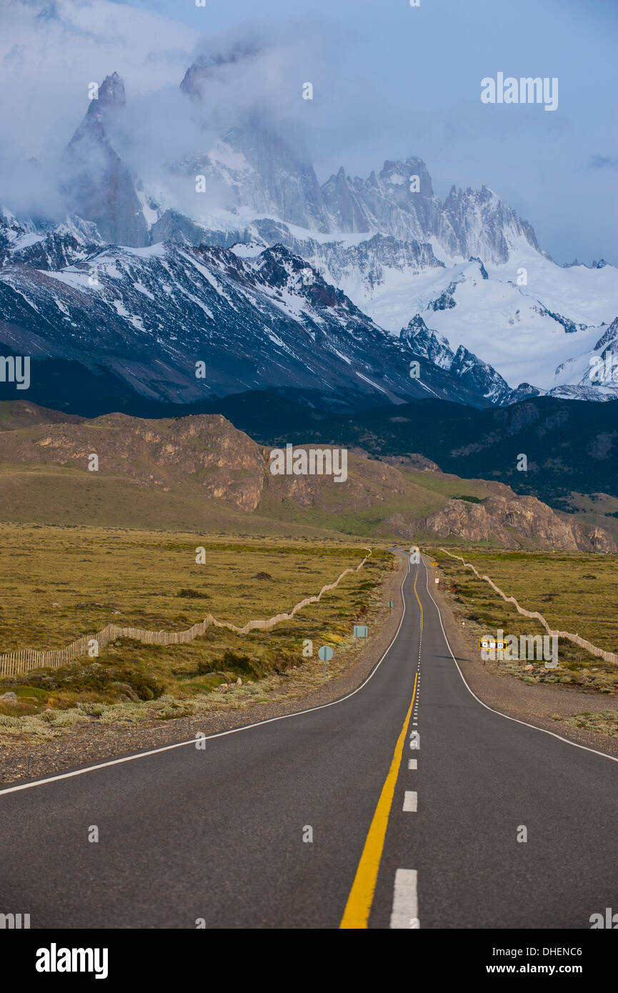 Strada che porta al Monte Fitzroy vicino a El Chalten, parco nazionale Los Glaciares, Sito Patrimonio Mondiale dell'UNESCO, Patagonia, Argentina Foto Stock