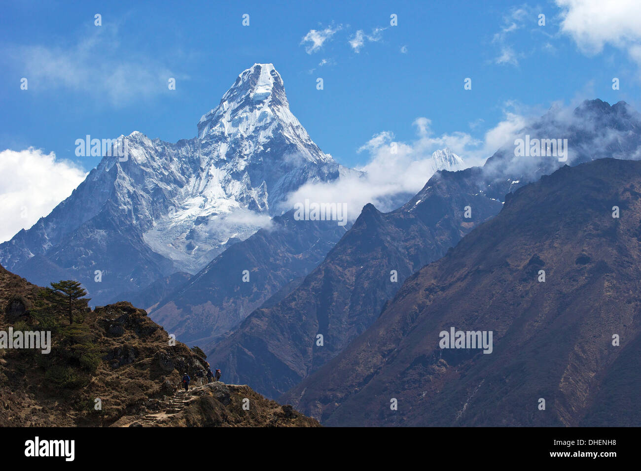 Ama Dablam dal sentiero tra Namche Bazaar e Everest View Hotel, Nepal, Himalaya, Asia Foto Stock