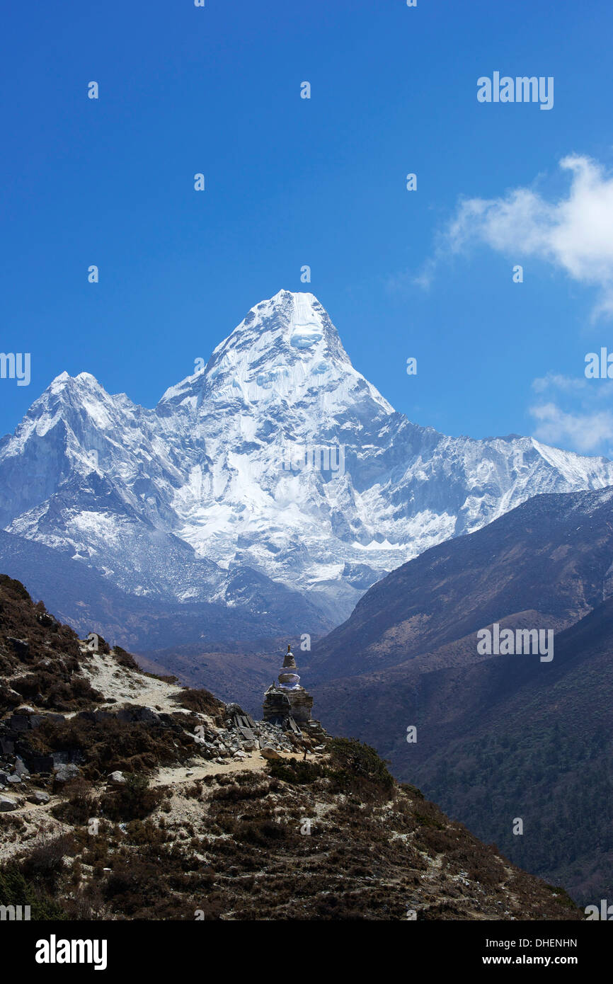 Stupa buddisti sul sentiero con Ama Dablam dietro, vicino a Tengboche, Parco Nazionale di Sagarmatha, UNESCO, Nepal, Himalaya Foto Stock