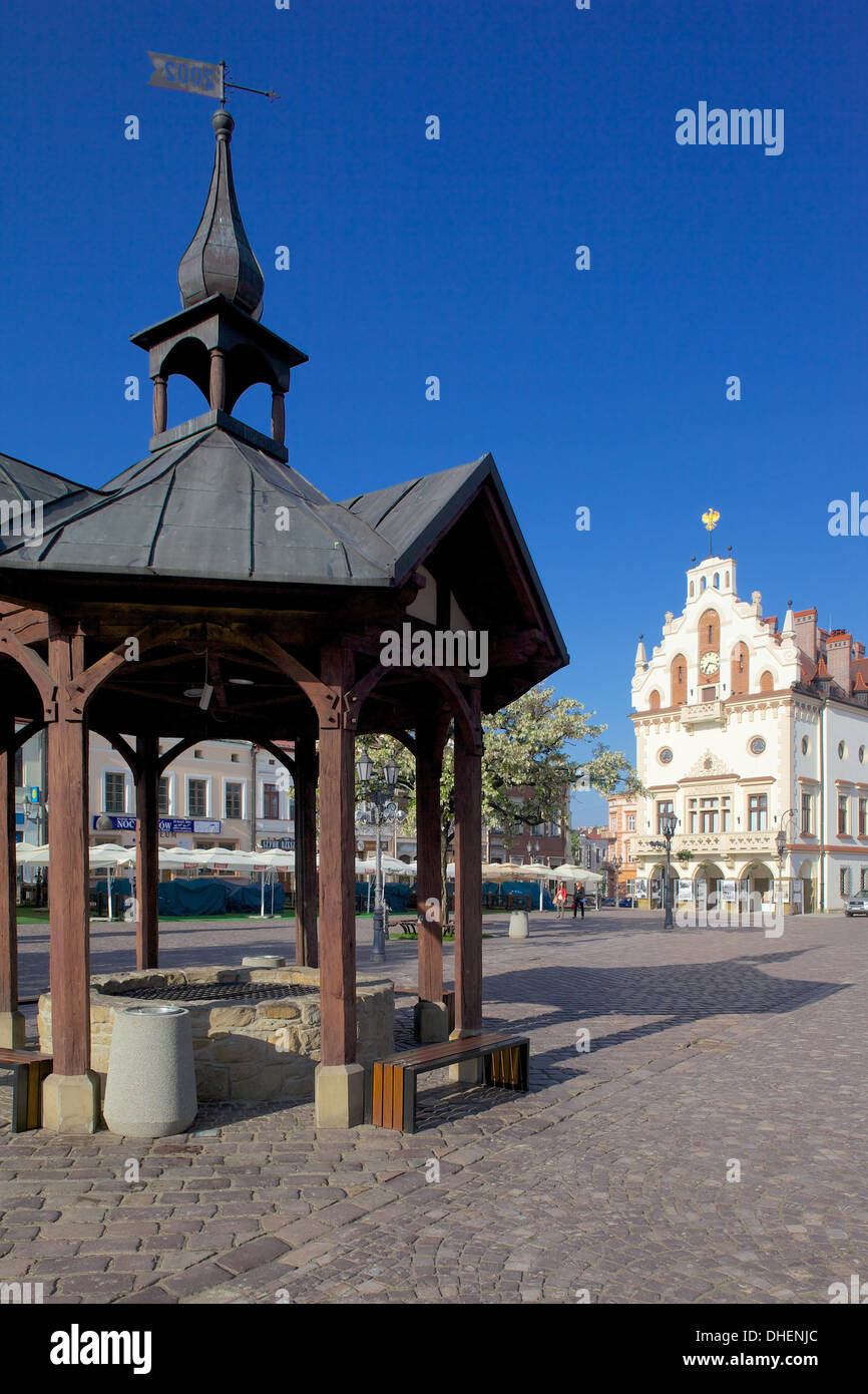 Municipio e bene, la piazza del mercato, la Città Vecchia, Rzeszow, Polonia, Europa Foto Stock