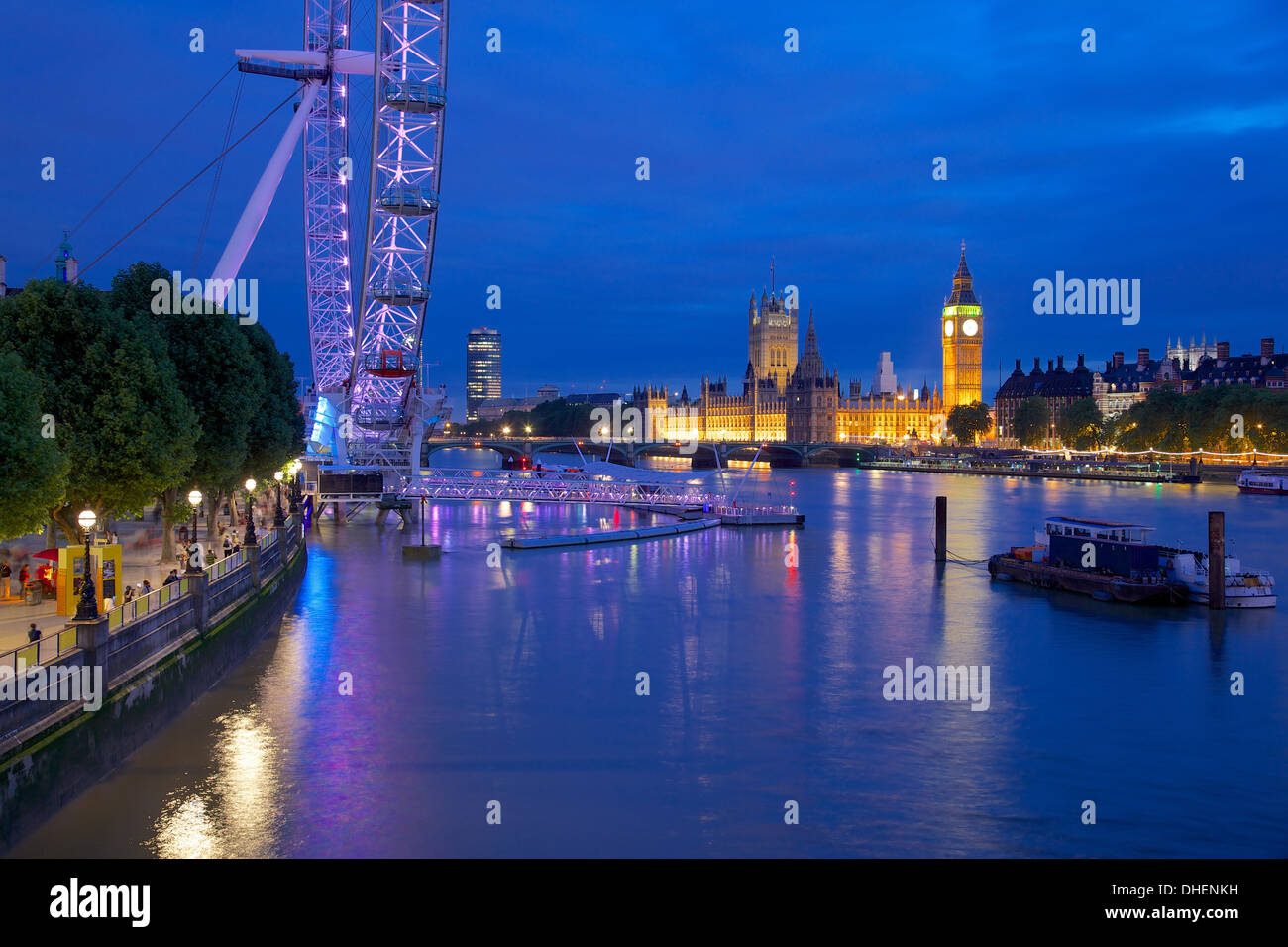 Il fiume Tamigi e il Palazzo del Parlamento e il London Eye al crepuscolo, London, England, Regno Unito, Europa Foto Stock