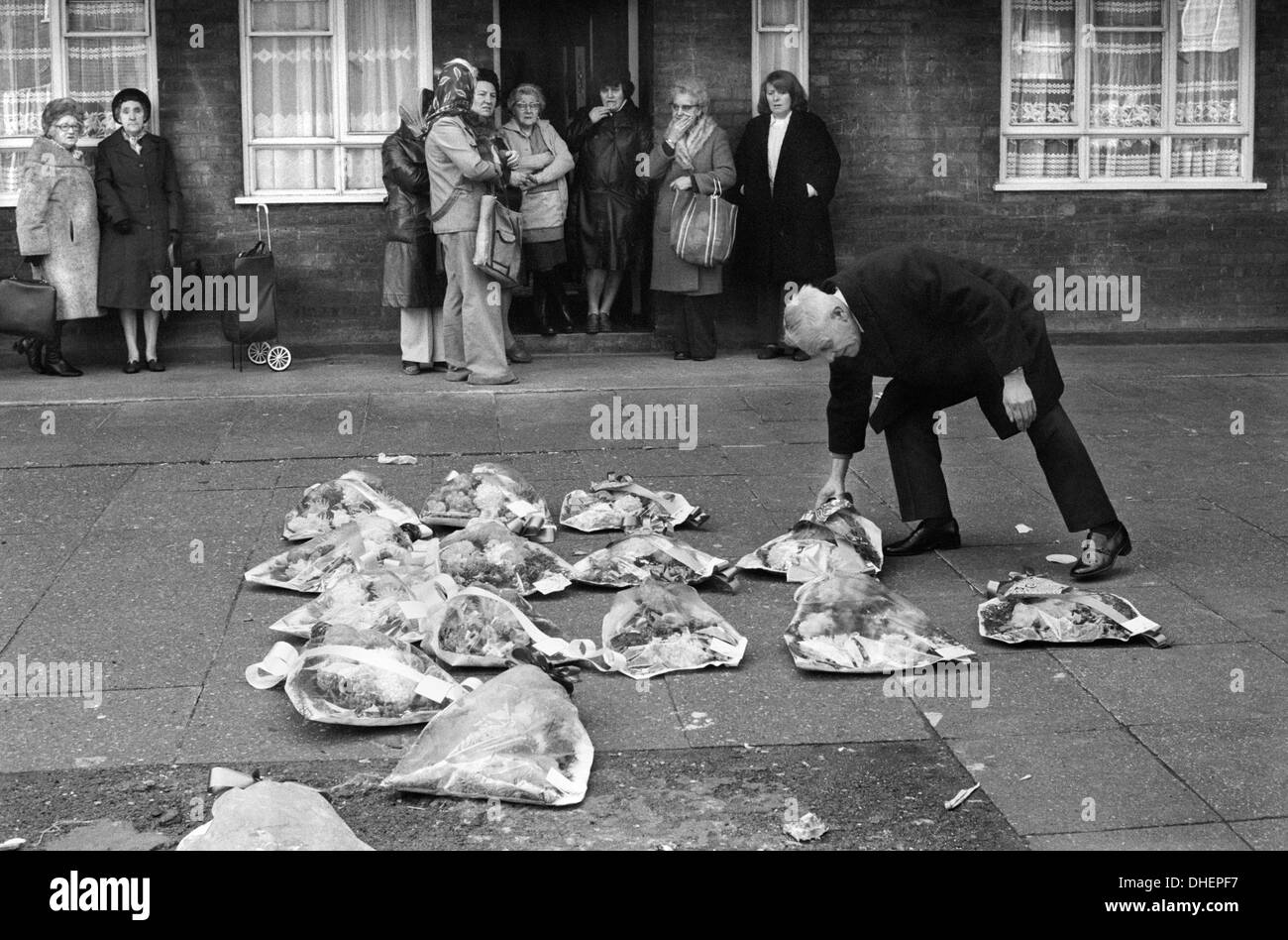 Funerale ghirlande, donne locali si riuniscono per guardare il corteo funebre. Hoxton east end di Londra Uk 1978. 1970S UK HOMER SYKES Foto Stock