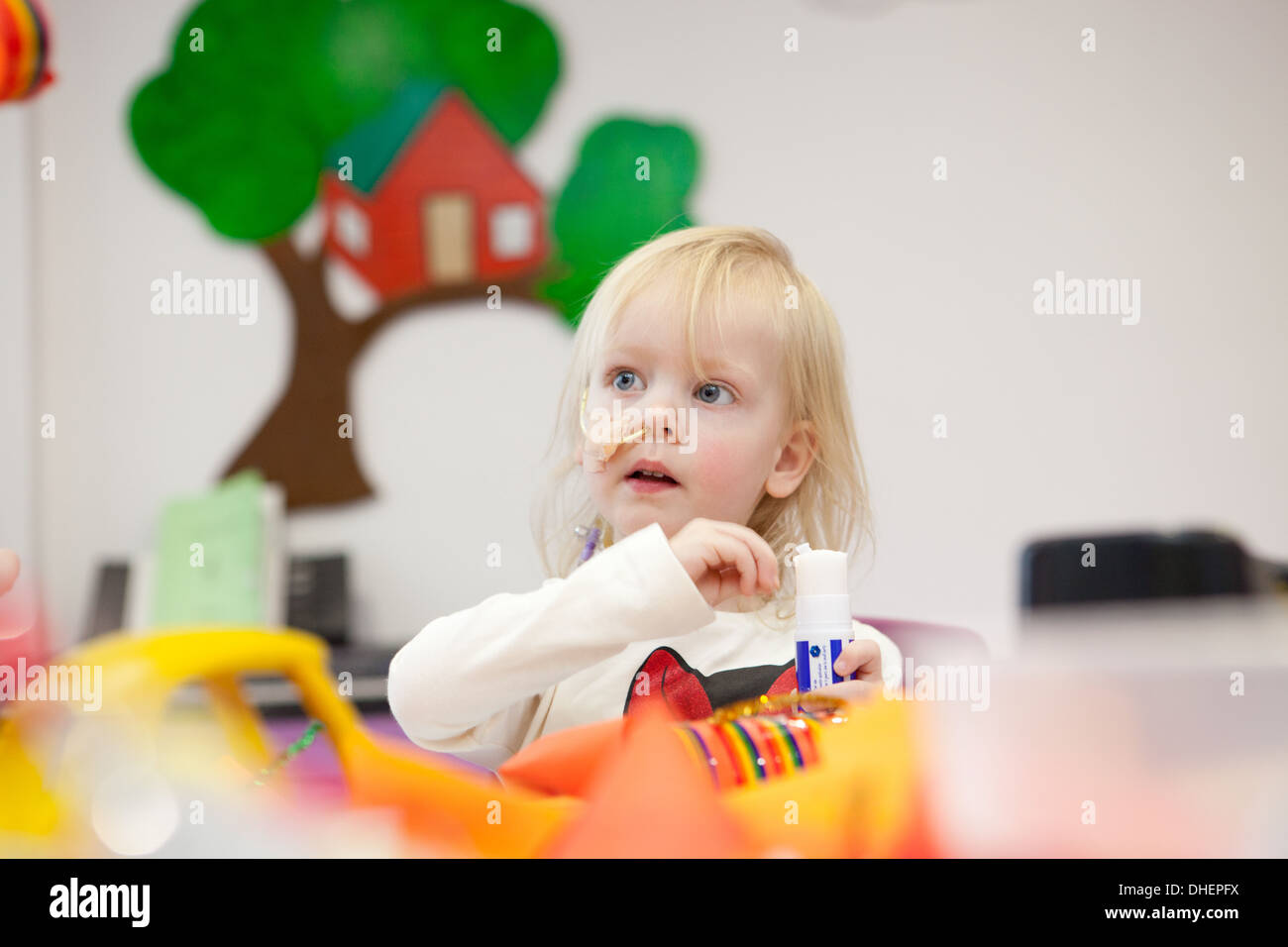 Una giovane ragazza gode della sala giochi presso un ospedale REGNO UNITO Foto Stock