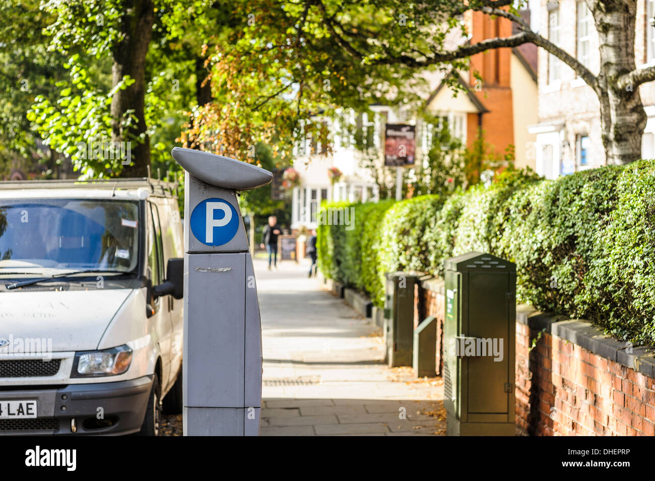 Vista laterale di un misuratore di parcheggio su un suburban British street. Il simbolo 'P' è chiaramente visibile. Foto Stock