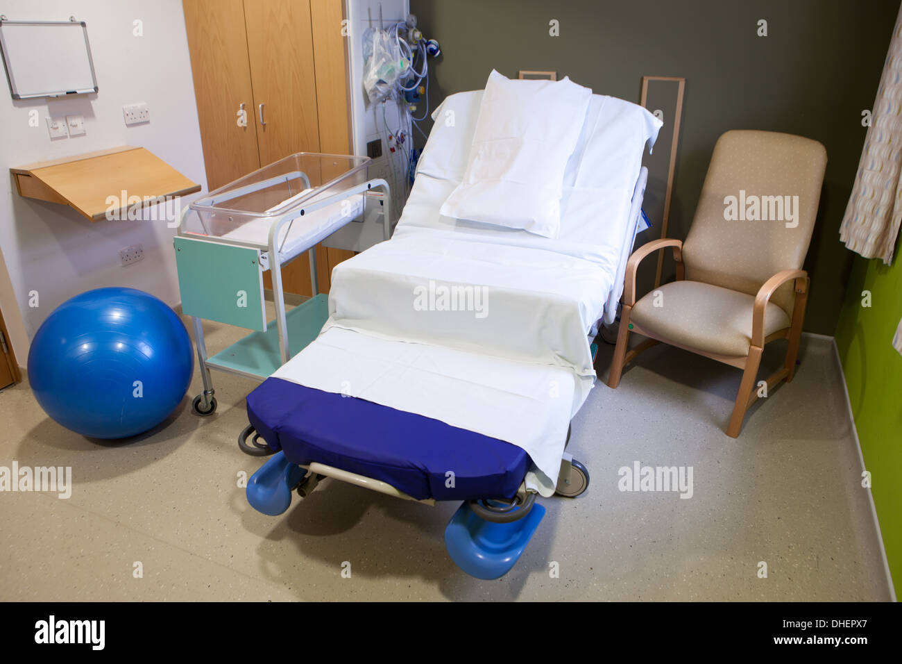 Letto di ospedale in un reparto di maternità REGNO UNITO Foto Stock