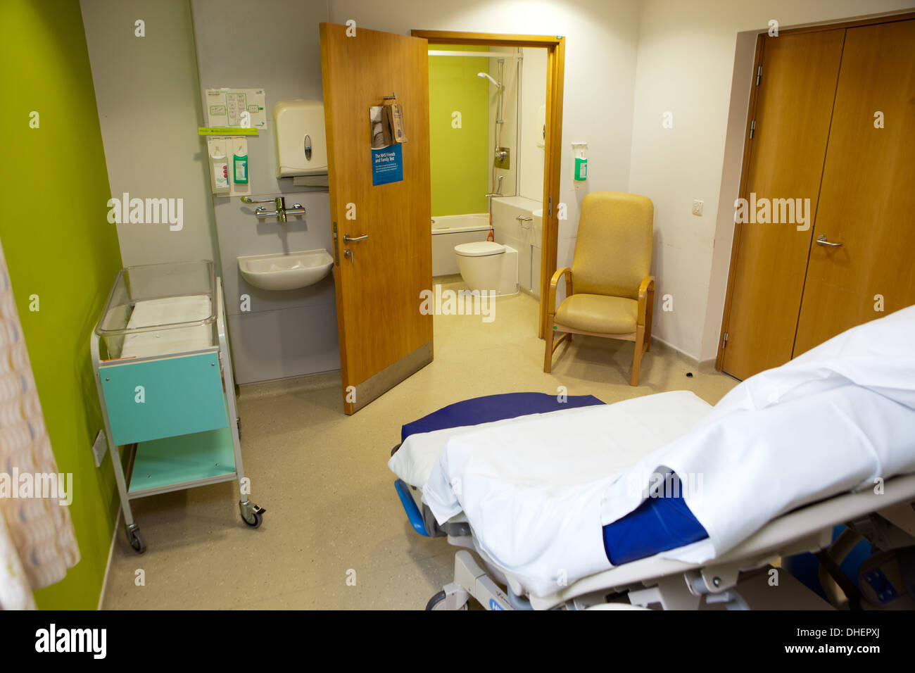 Letto di ospedale in un reparto di maternità REGNO UNITO Foto Stock