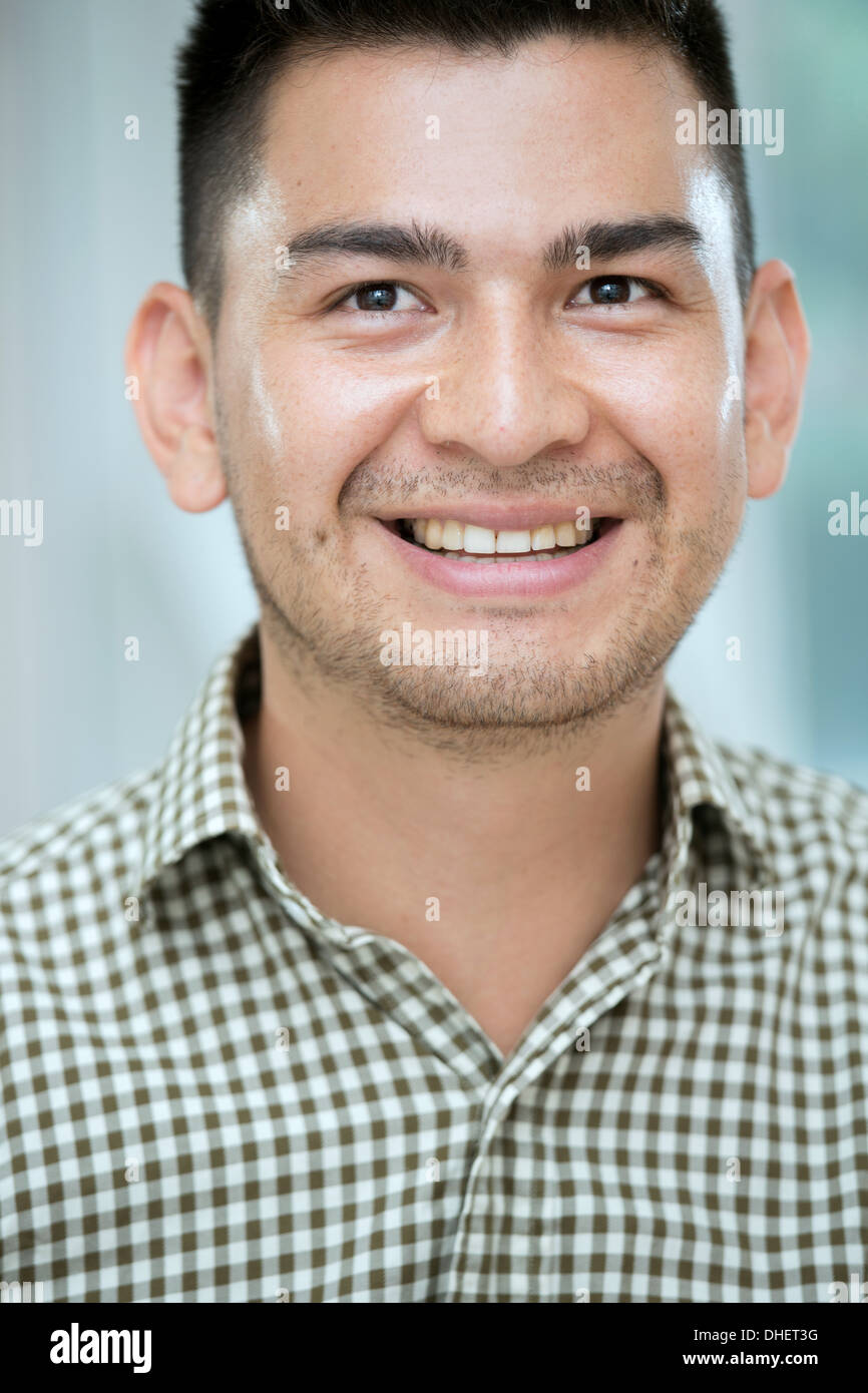 Ritratto di una metà adulto uomo sorridente Foto Stock