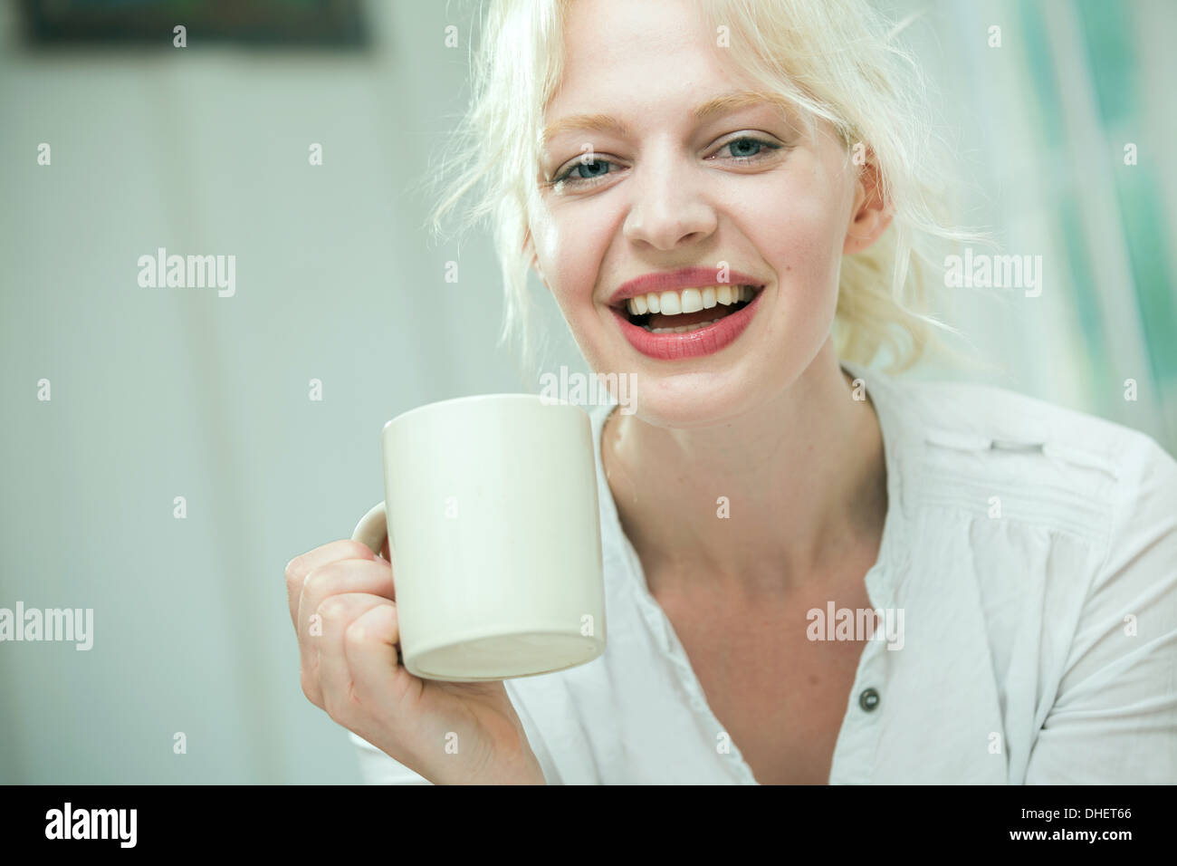Giovane donna utilizzando con un caffè Foto Stock