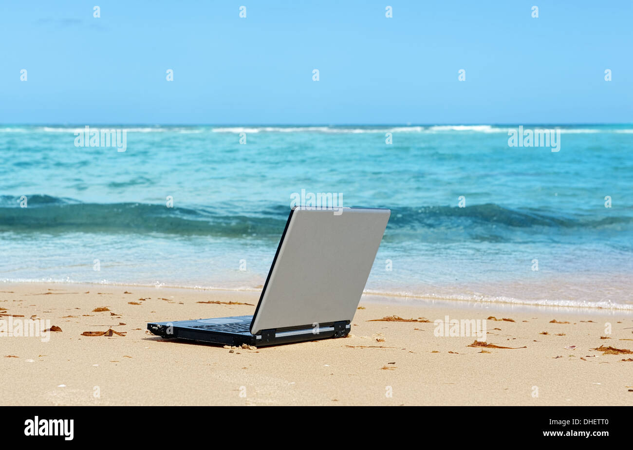 Computer portatile sulla spiaggia Foto Stock