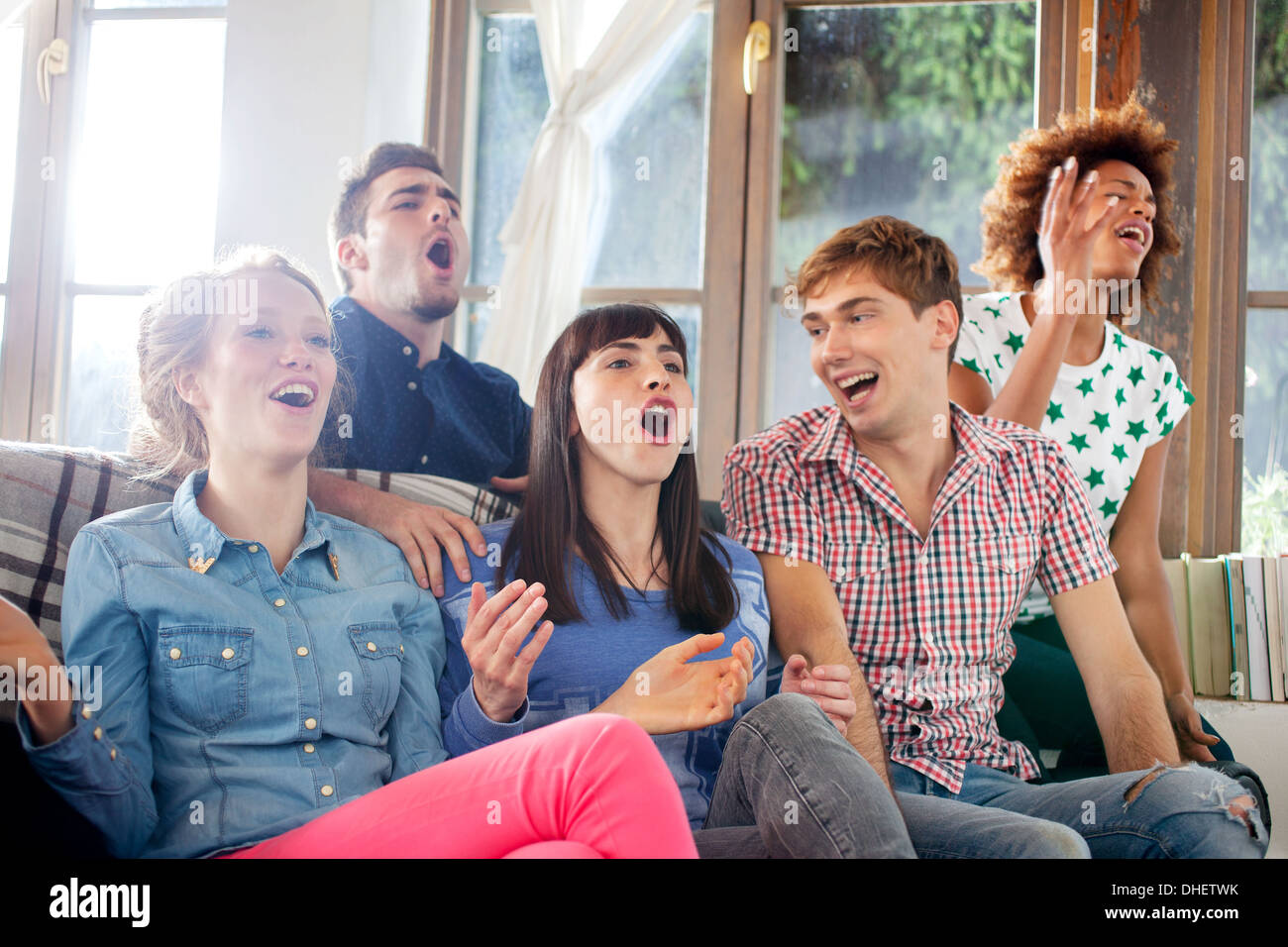 Cinque amici a guardare la televisione Foto Stock