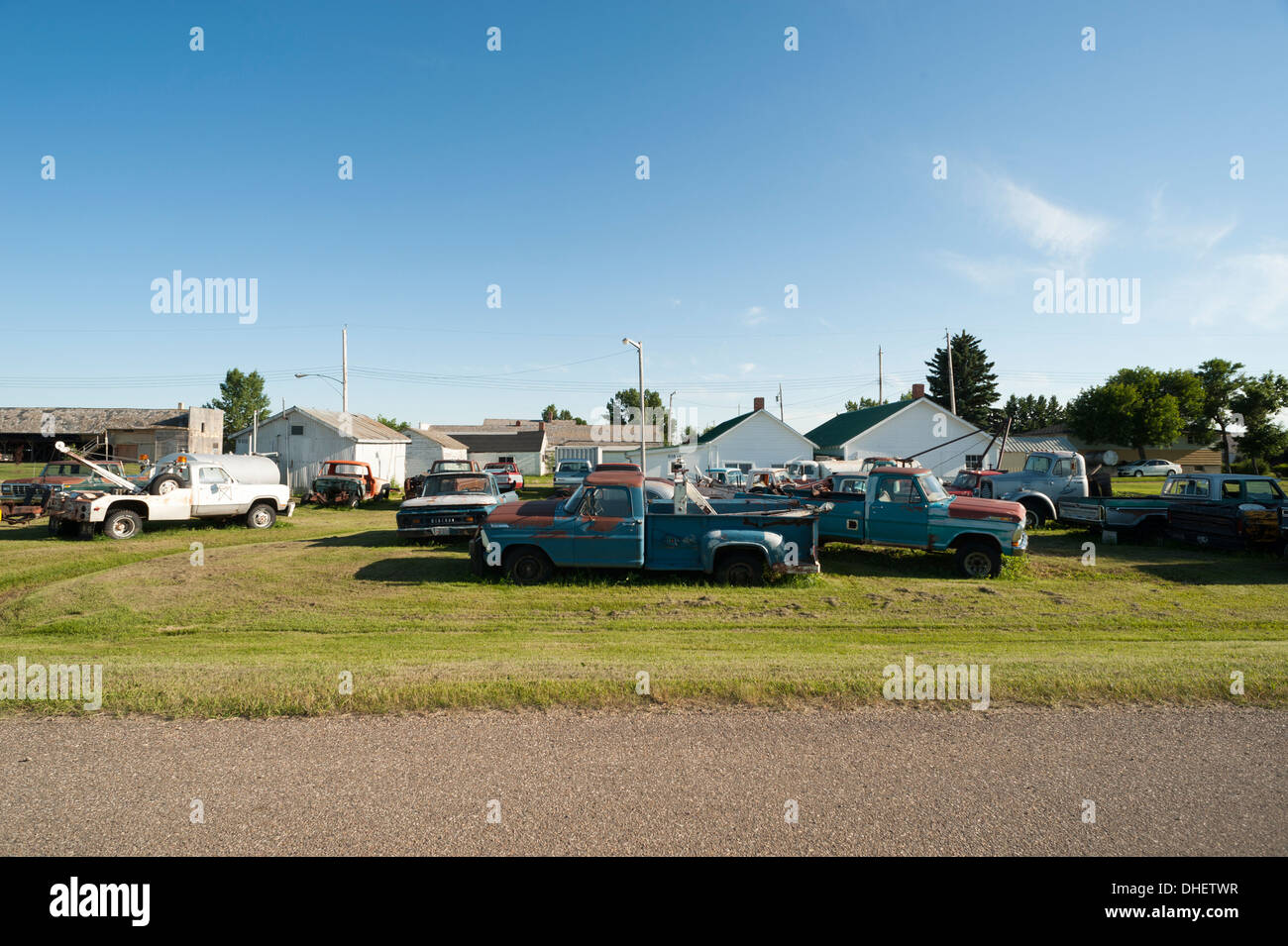 Il cimitero di auto in giardino anteriore Foto Stock