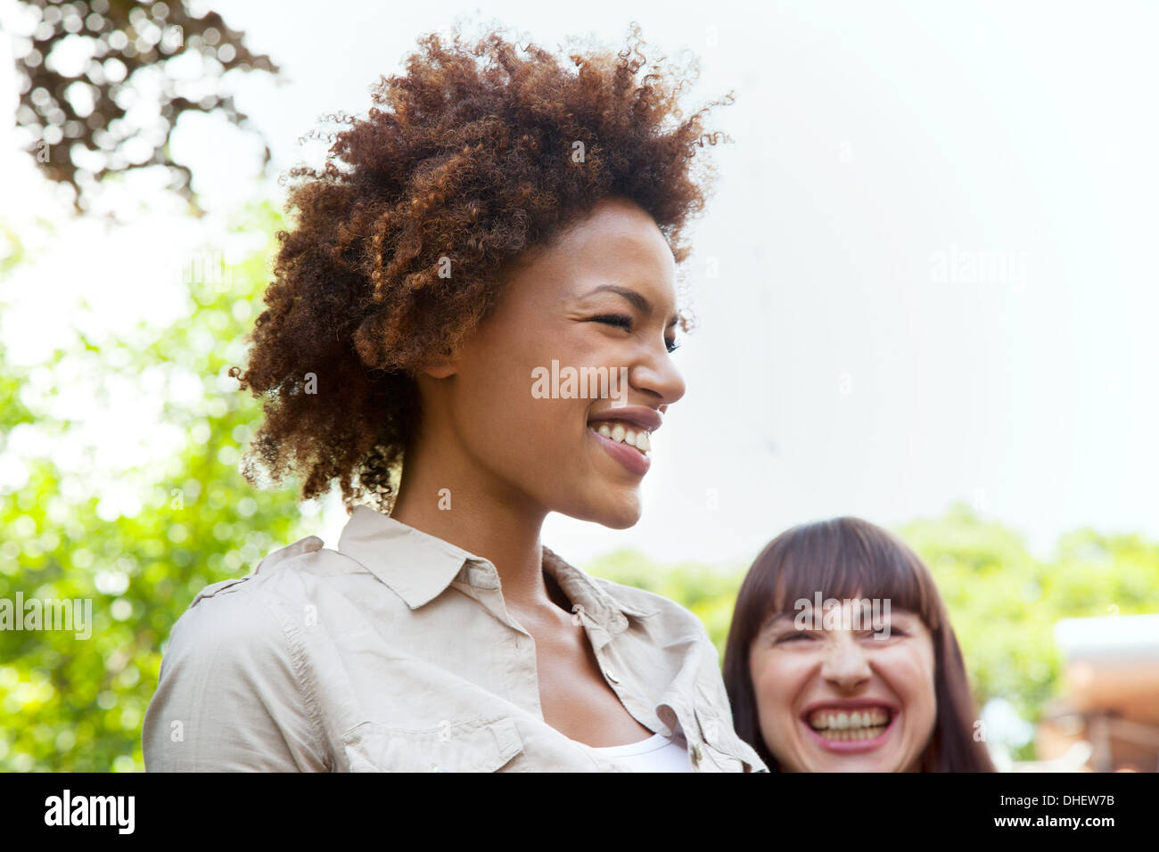 Ritratto di giovane donna di ridere con acconciatura afro Foto Stock