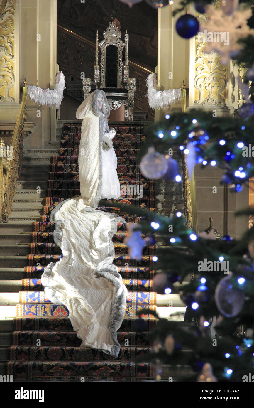 Il Peak District, Derbyshire, Regno Unito. 8 Nov 2013. La Strega Bianca in Chatsworth la sala dipinta. La sala dipinta è sceso sotto il ghiaccio Impugnatura della Strega Bianca a diventare il suo palazzo. Indossa una 25ft lungo mantello che è uno dei circa 100 i costumi creati dalla Chatsworth Team tessili per quest'anno il tema natale. La magica terra di Narnia a Chatsworth apre al pubblico sabato 9 novembre e durerà fino al 23 dic. 2013 con guide in costume per portare la storia di vita. Credito: Matthew Taylor/Alamy Live News Foto Stock