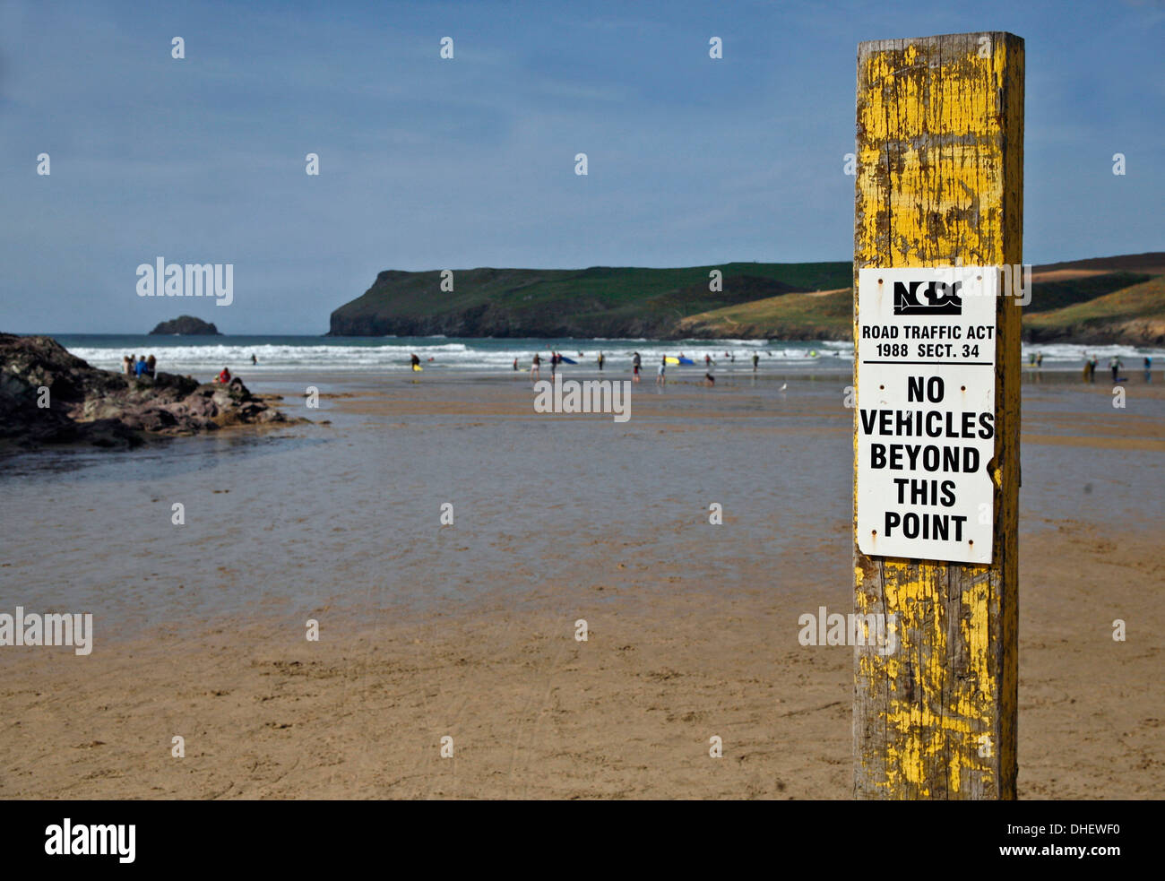 'Nessun veicolo al di là di questo punto' firmare su giallo posta in corrispondenza del bordo del surf in spiaggia e il mare in lontananza Foto Stock
