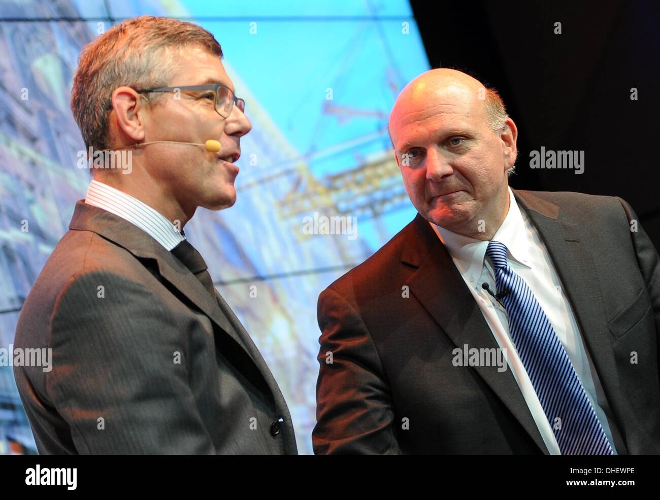 Berlino, Germania. 07 Nov, 2013. Presidente del consiglio di gestione di Microsoft Germania Christian P. Illek (L) e Microsoft-CEO Steve Ballmer dà un discorso di apertura alla celebrazione presso il 'Microsoft Berlin" di Berlino, Germania, 07 novembre 2013. Foto: BRITTA PEDERSEN/dpa/Alamy Live News Foto Stock