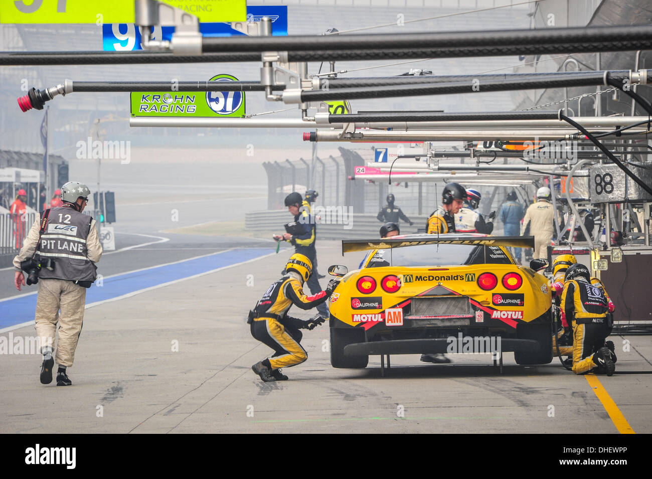 Shanghai, Cina. 08 Nov, 2013. WEC 6 Ore Endurance race. Prove libere e qualifiche il giorno. #50 Larbre Competition (FRA) CORVETTE C6 ZR1 Patrick Bornhauser (FRA) JULIEN CANAL (FRA) Fernando Rees (BRA) Credito: Azione Sport Plus/Alamy Live News Foto Stock