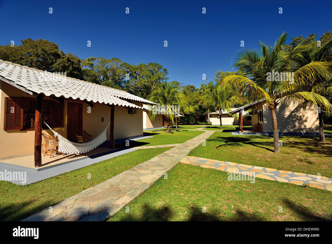 Il Brasile, Pantanal: Cottage e giardino della pensione Pousada Rio Mutúm in Barão de Melgaço Foto Stock