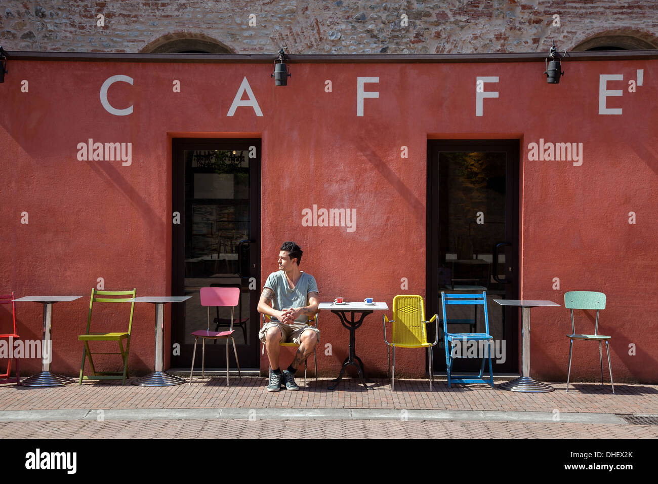 Giovane uomo seduto fuori cafe, Firenze, Toscana, Italia Foto Stock