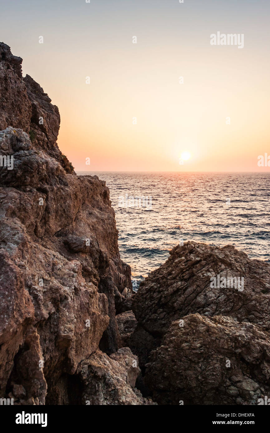 Tramonto su rocce a Seitani Bay, Samos, Grecia Foto Stock