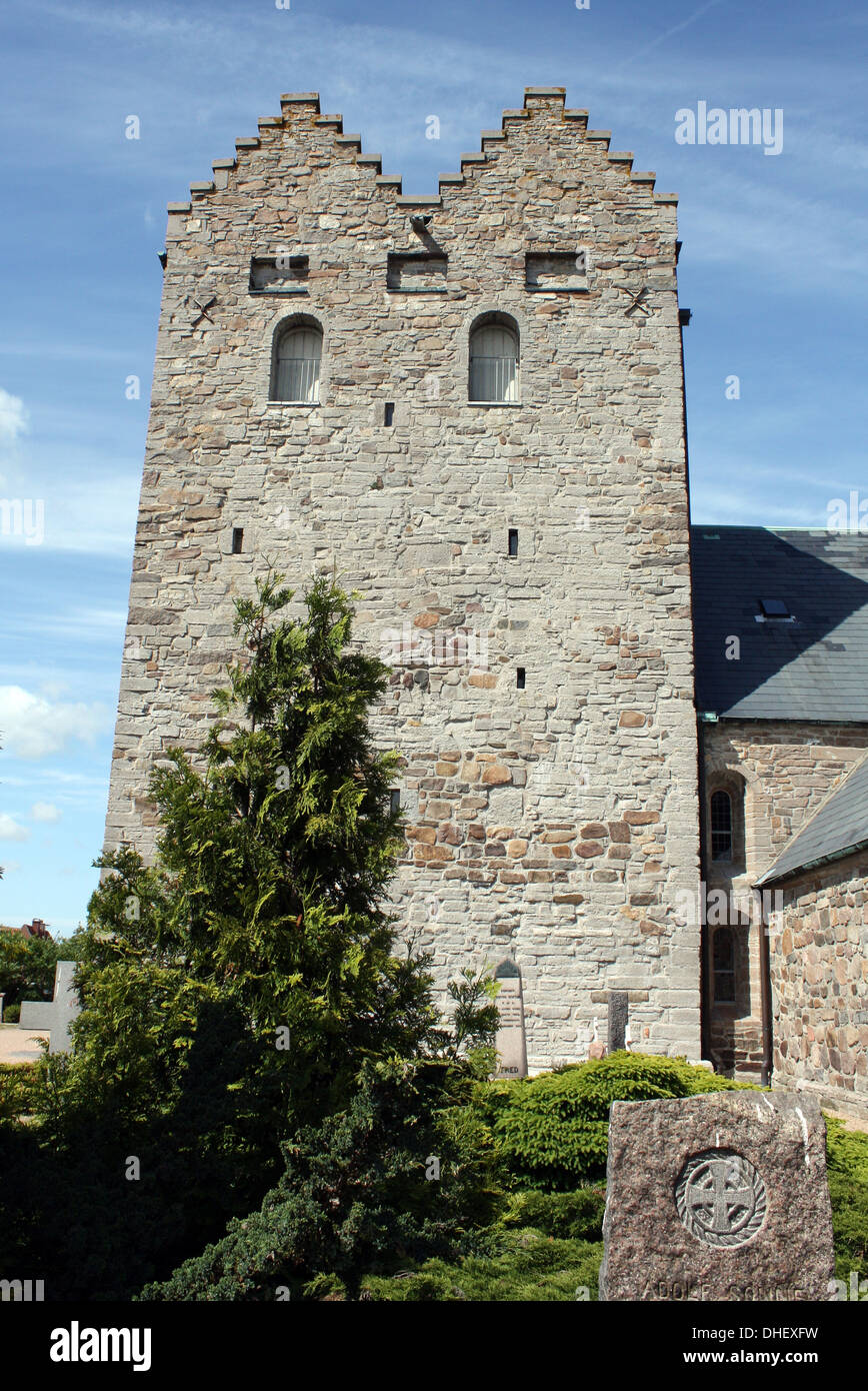 Le torri della chiesa AA da 1150 in Akirbeby sull'isola Bornhol. Paesi Bassi Foto Stock