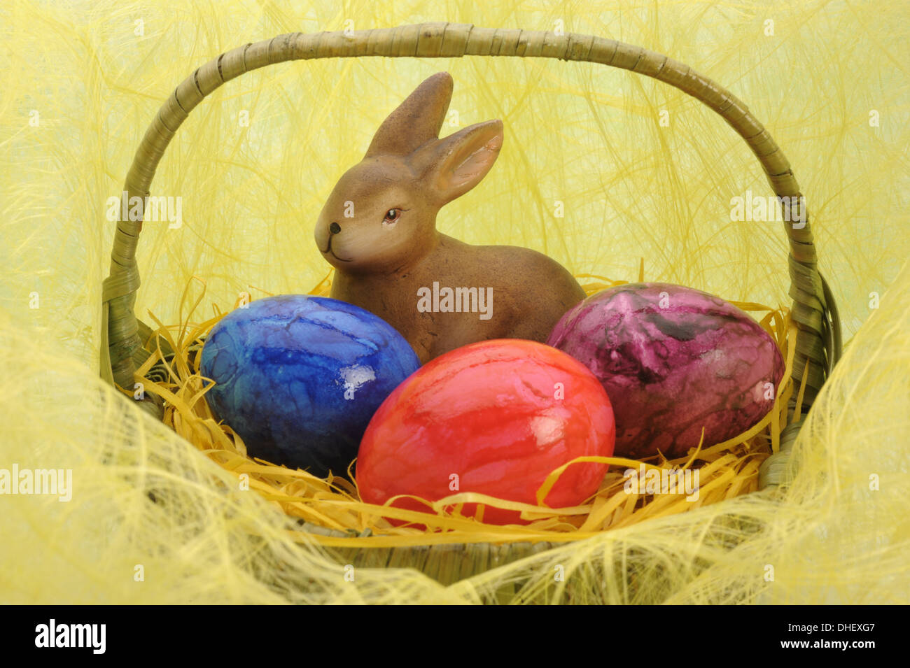 Uova di Pasqua e il coniglio nel nido Foto Stock