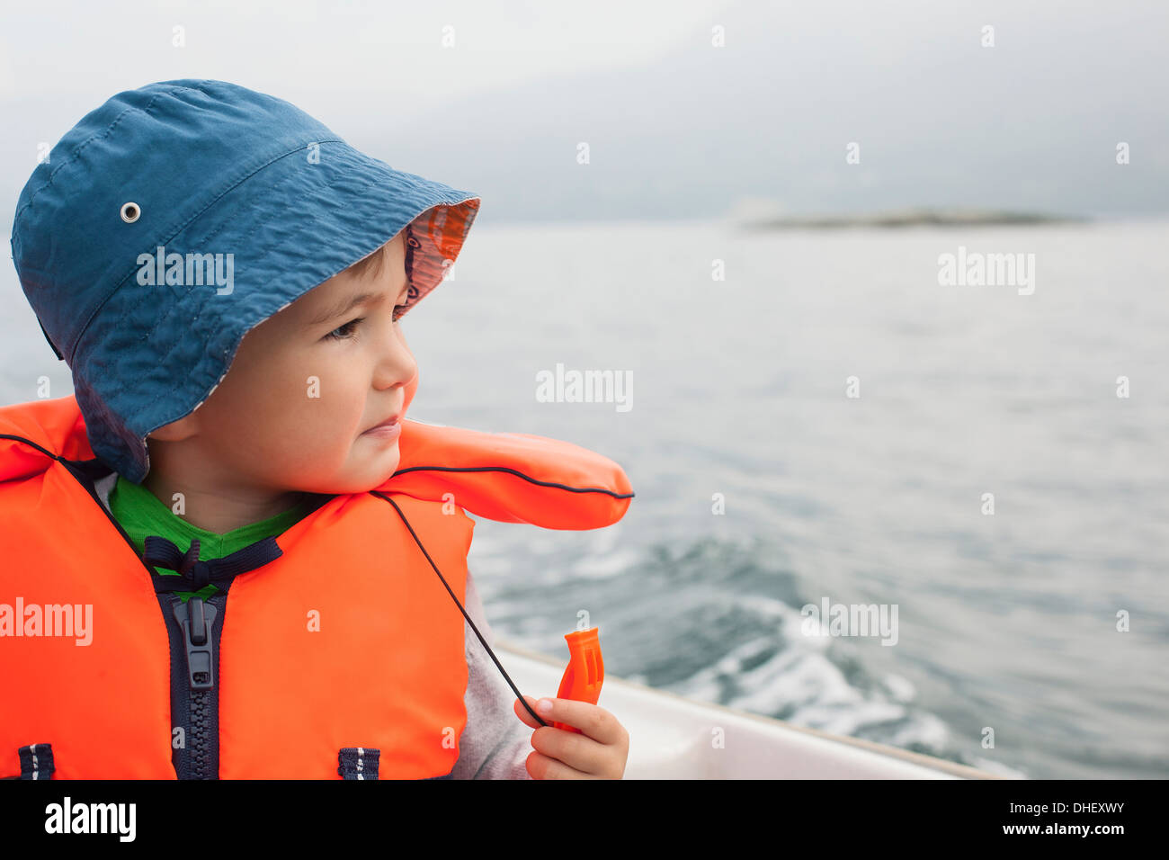 Ragazzo godendo di barca Foto Stock