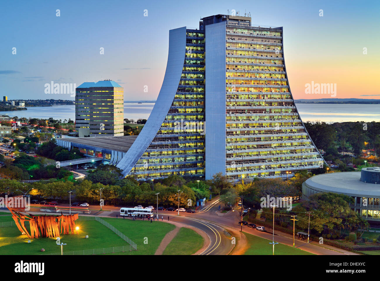 Il Brasile, Rio Grande do Sul: notturna vista superiore al Porto Alegres alte torri e palazzi illuminati Foto Stock