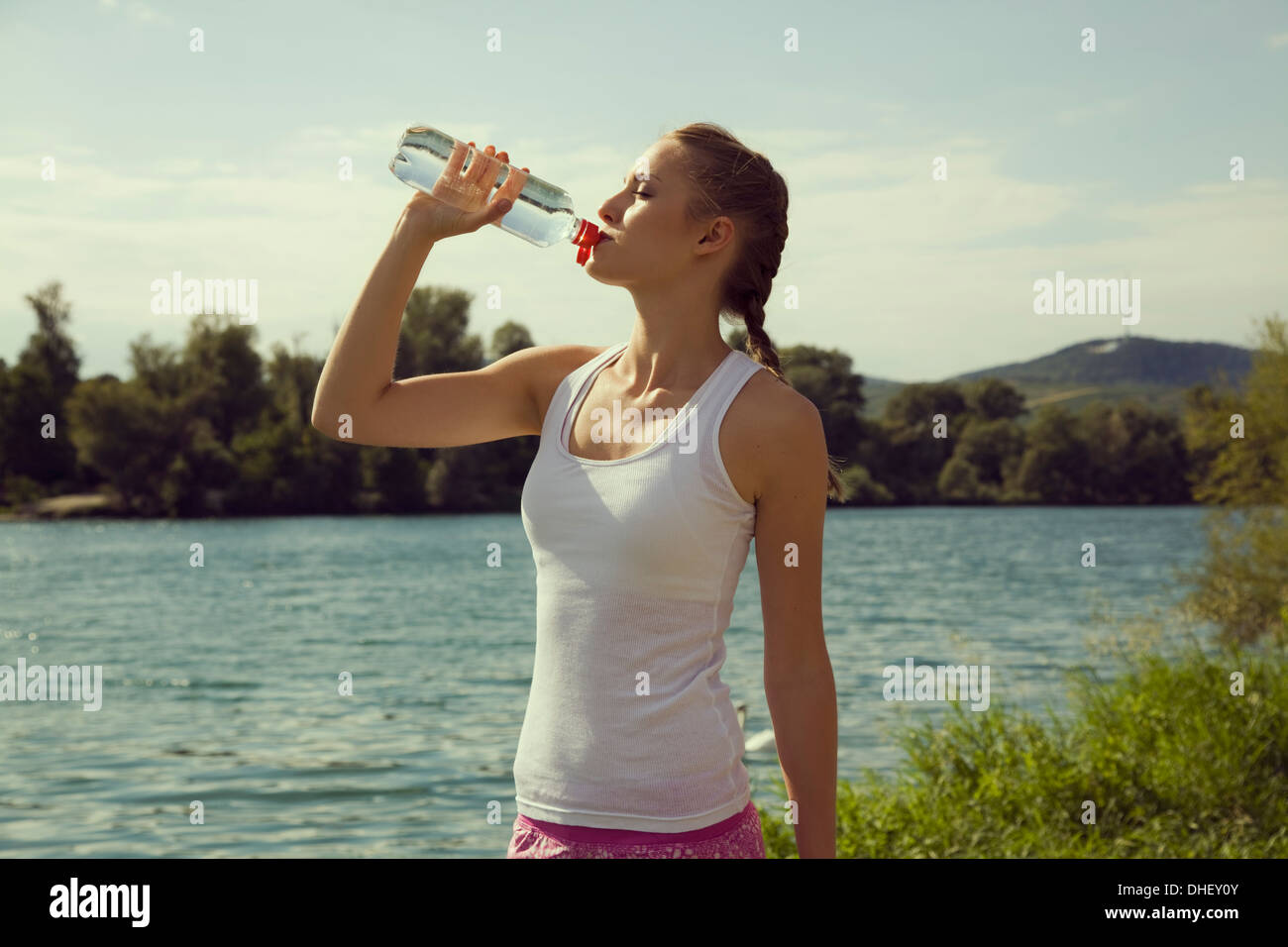 Giovani femmine pareggiatore di bere acqua in bottiglia Foto Stock