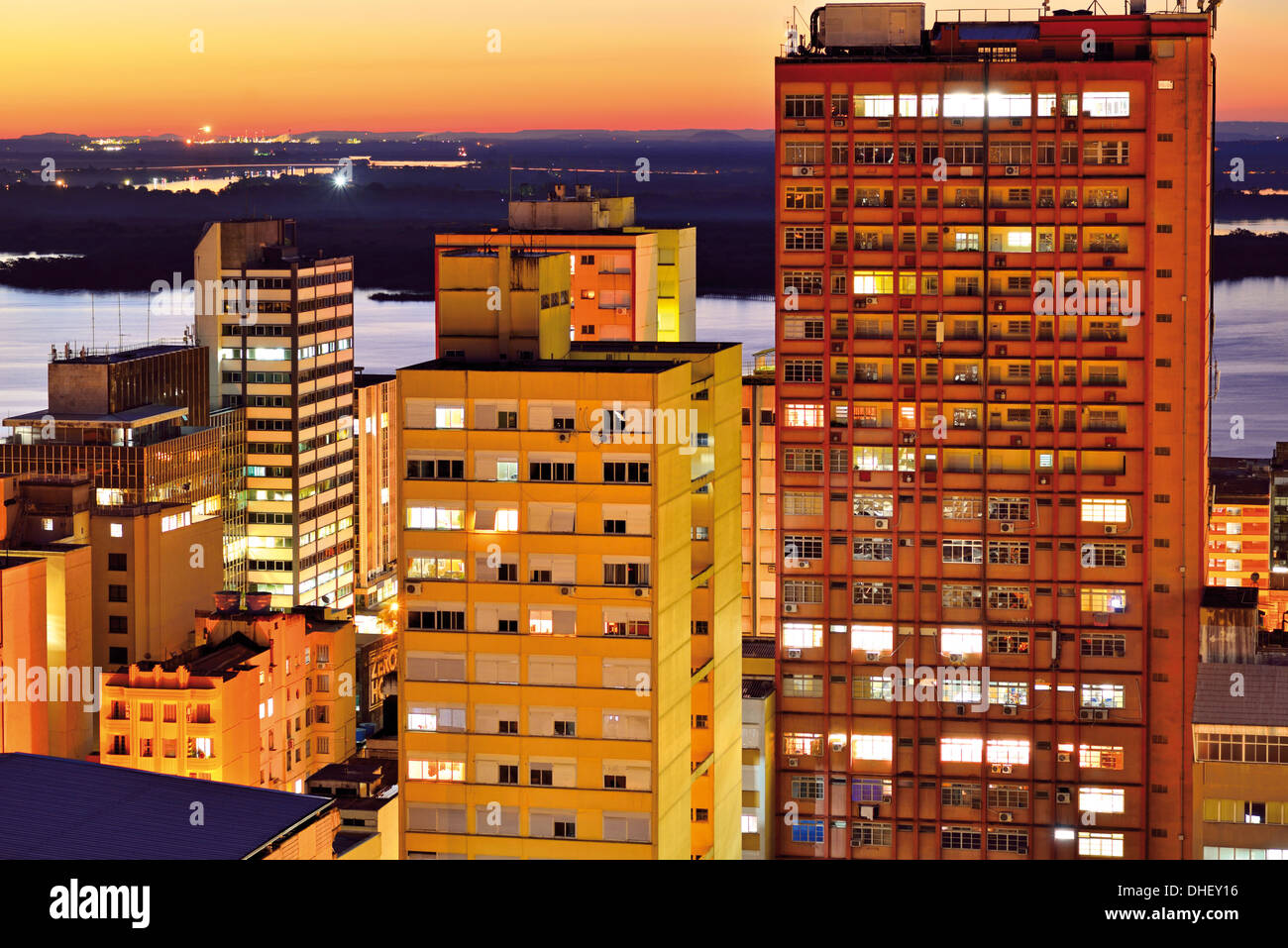 Il Brasile, Rio Grande do Sul: notturna vista superiore al Porto Alegres alte torri e palazzi illuminati Foto Stock