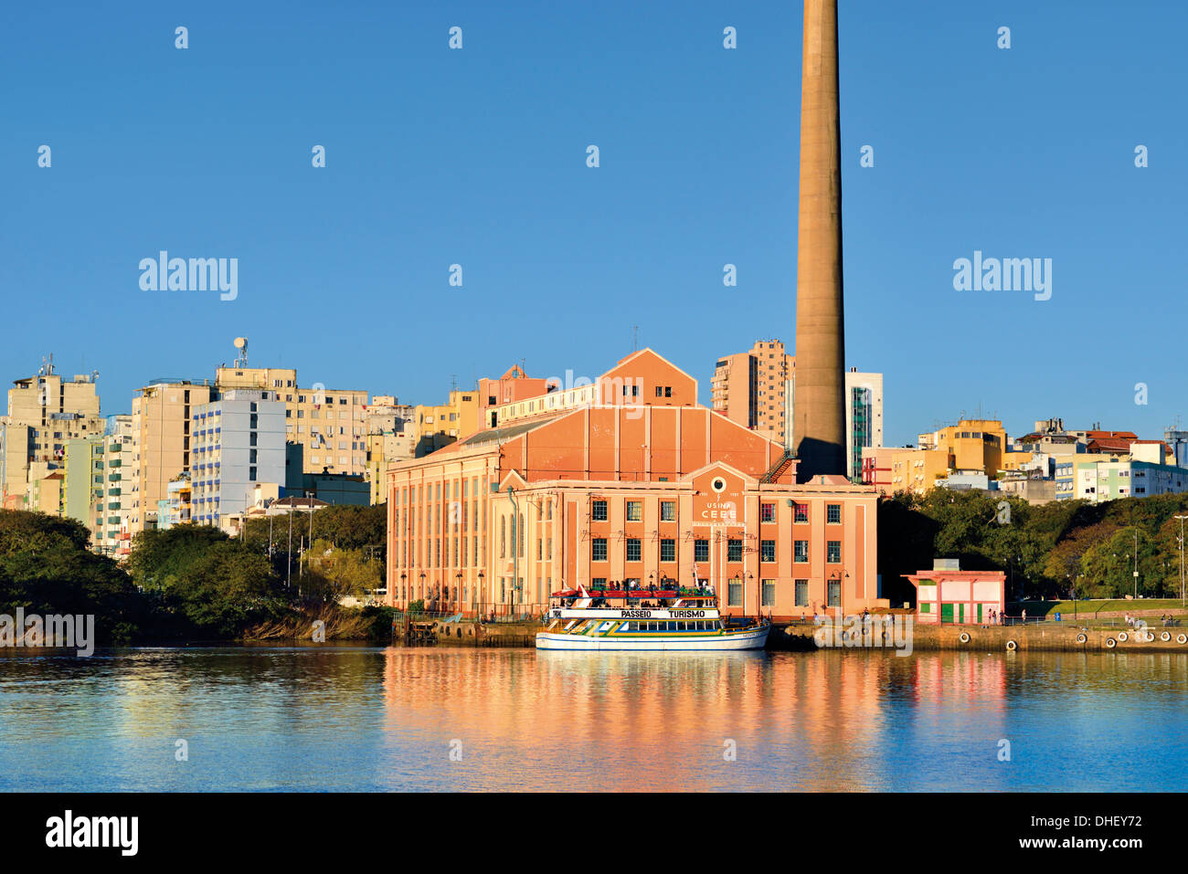 Il Brasile, Rio Grande do Sul: vista del fiume del centro culturale e gas ex usine 'Gasometro' in Porto Alegre Foto Stock