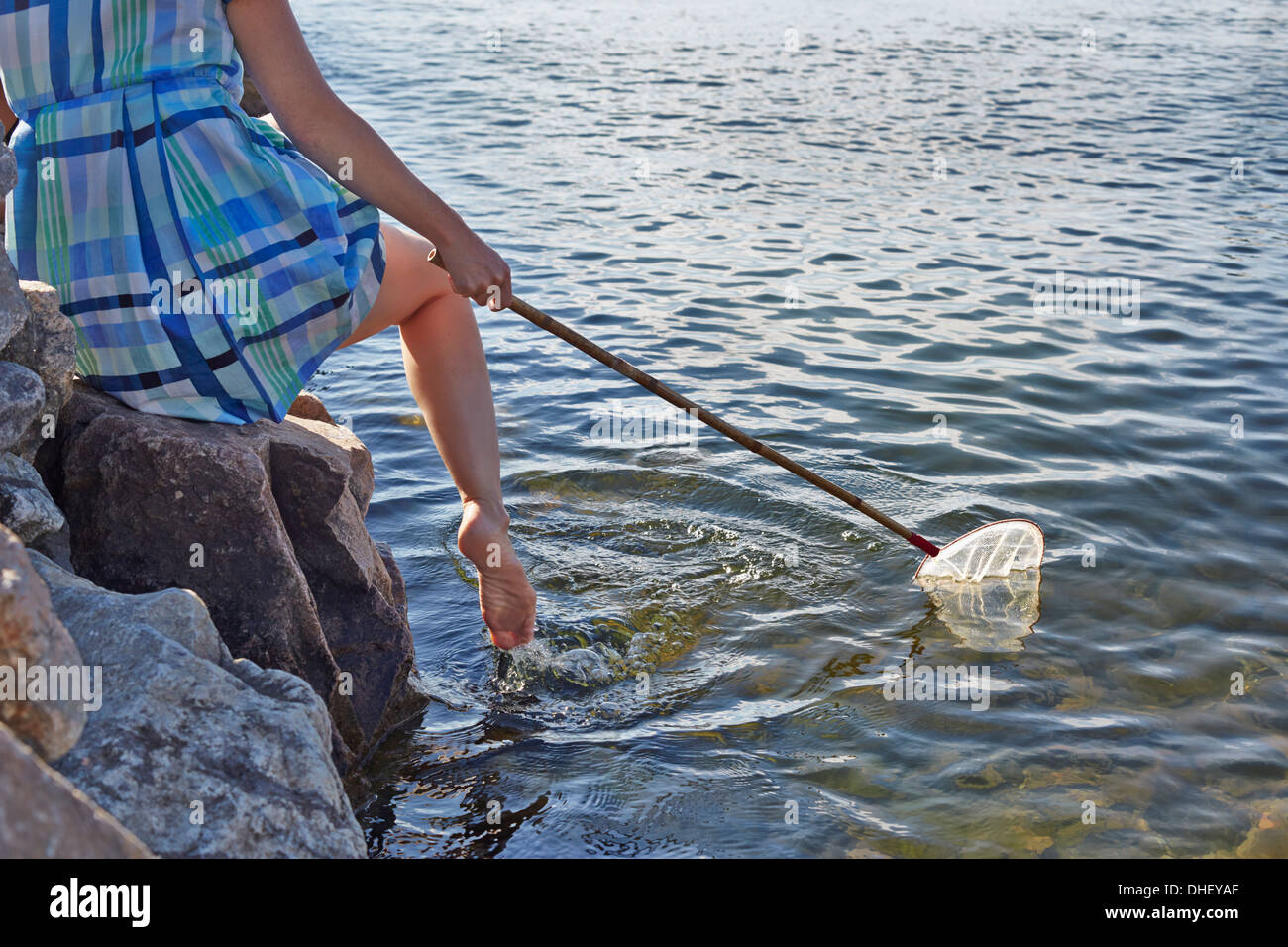 Close up di donna con rete da pesca, Utvalnas, Gavle, Svezia Foto Stock