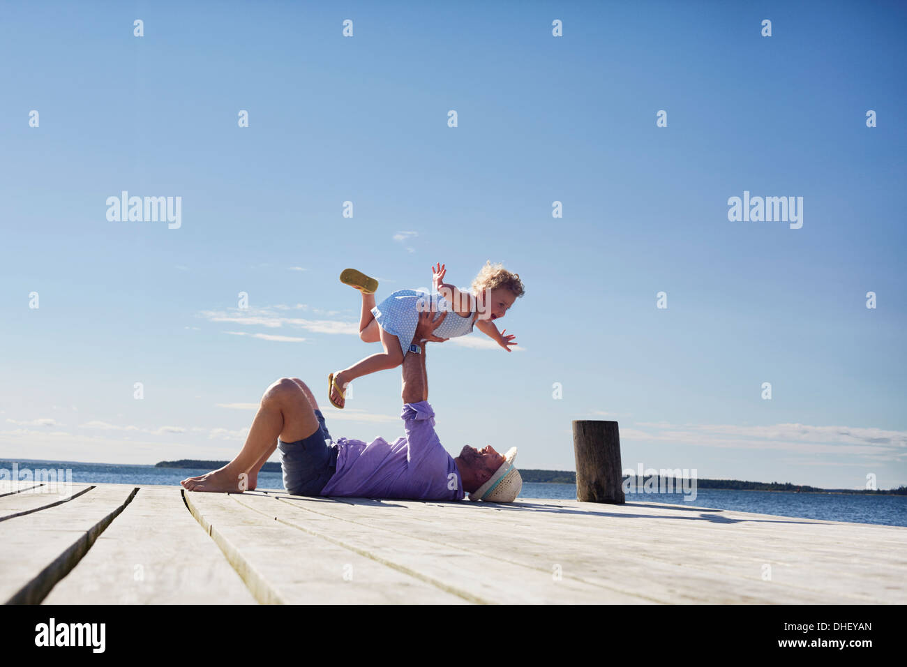 Toddler femmina e padre giocando, Utvalnas, Gavle, Svezia Foto Stock