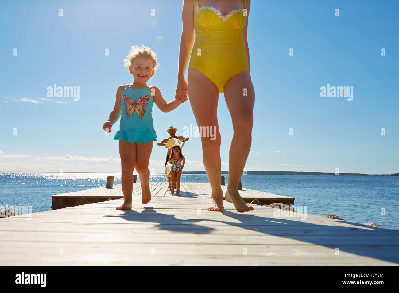 Famiglia camminando sul molo, Utvalnas, Gavle, Svezia Foto Stock