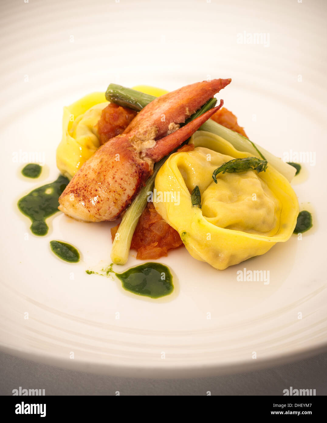 Ancora in vita con i tortellini, granchi e baby porri Foto Stock