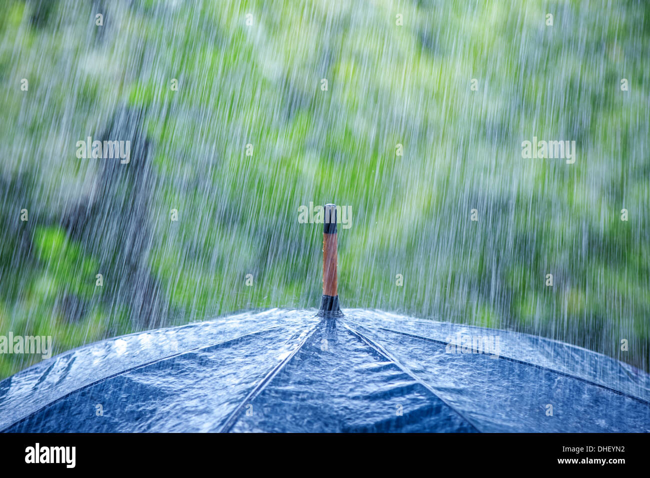 Ombrellone e gocce di pioggia closeup Foto Stock