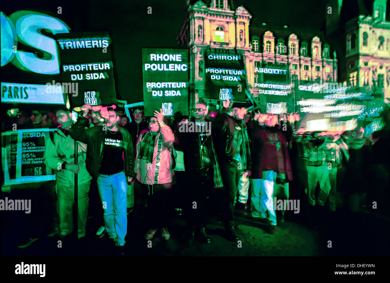 Parigi, Francia, Crowd Moving, Blur, attivisti della Act Up-Paris che protestano contro Big Pharma, industria farmaceutica, per non aver investito nel problema dell’epidemia di AIDS, 1 dicembre. "Giornata mondiale dell'AIDS" AIDS 1990s Foto Stock
