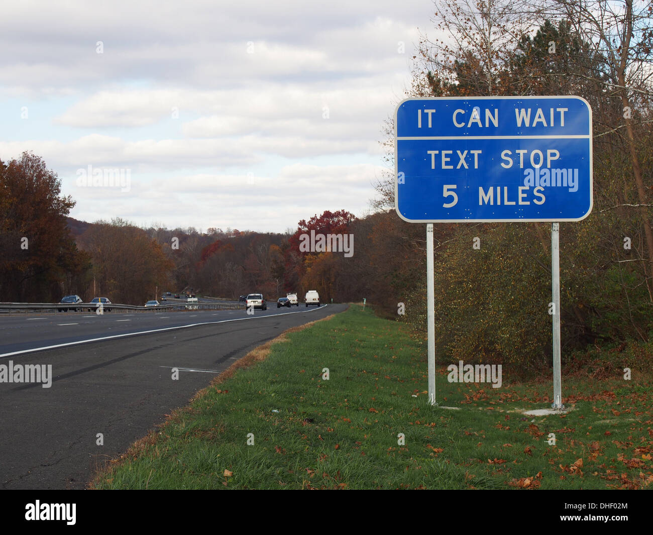 Si può attendere arresto testo cartello stradale lungo la Interstate 684 in Goldens Bridge, New York, Stati Uniti d'America Foto Stock