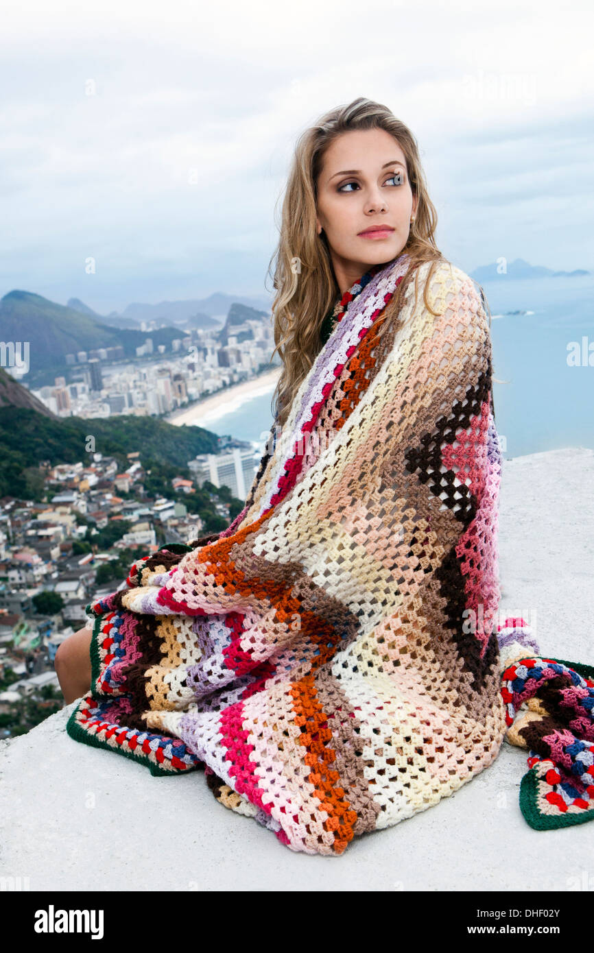 Giovane donna avvolta nella coperta di lana, Casa Alto Vidigal, Rio de Janeiro, Brasile Foto Stock